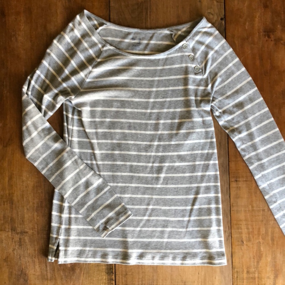 Long sleeve striped soft shirt.